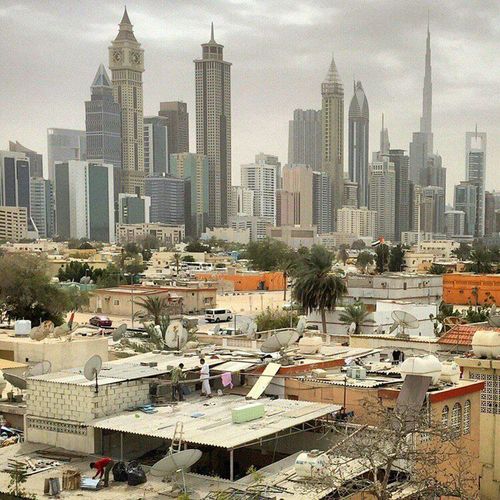 نمایی متفاوت از شهر دبی که برخلاف تصور، فقط شهر آسمان خراشها و پولدارها نیست و به دو بخش تقسیم می‌شود