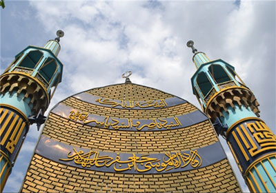امضای ظریف در محضر برادران امام رضا (ع) + عکس