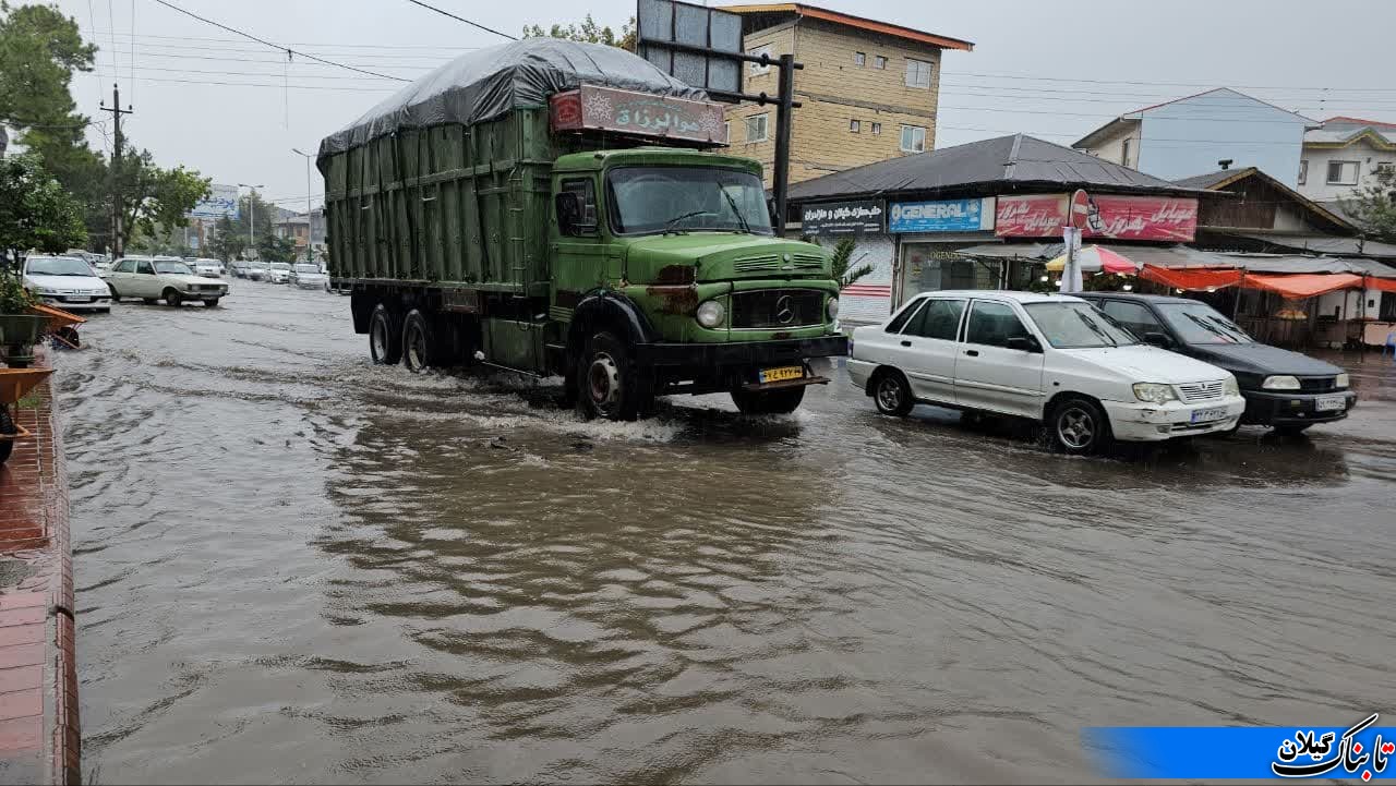 آبگرفتگی برخی معابر در لنگرود؛ مدیریت شهری وارد میدان می شود