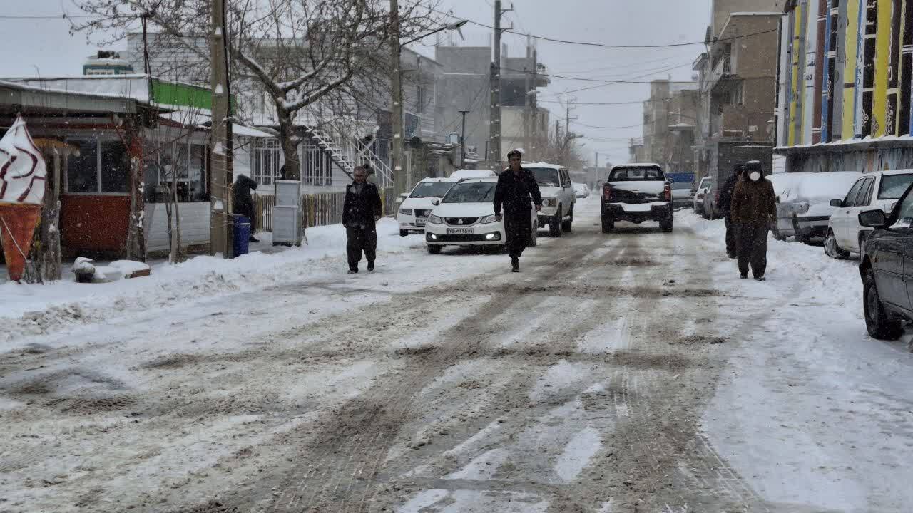 برف حال و هوای زمستانی به دینور بخشید