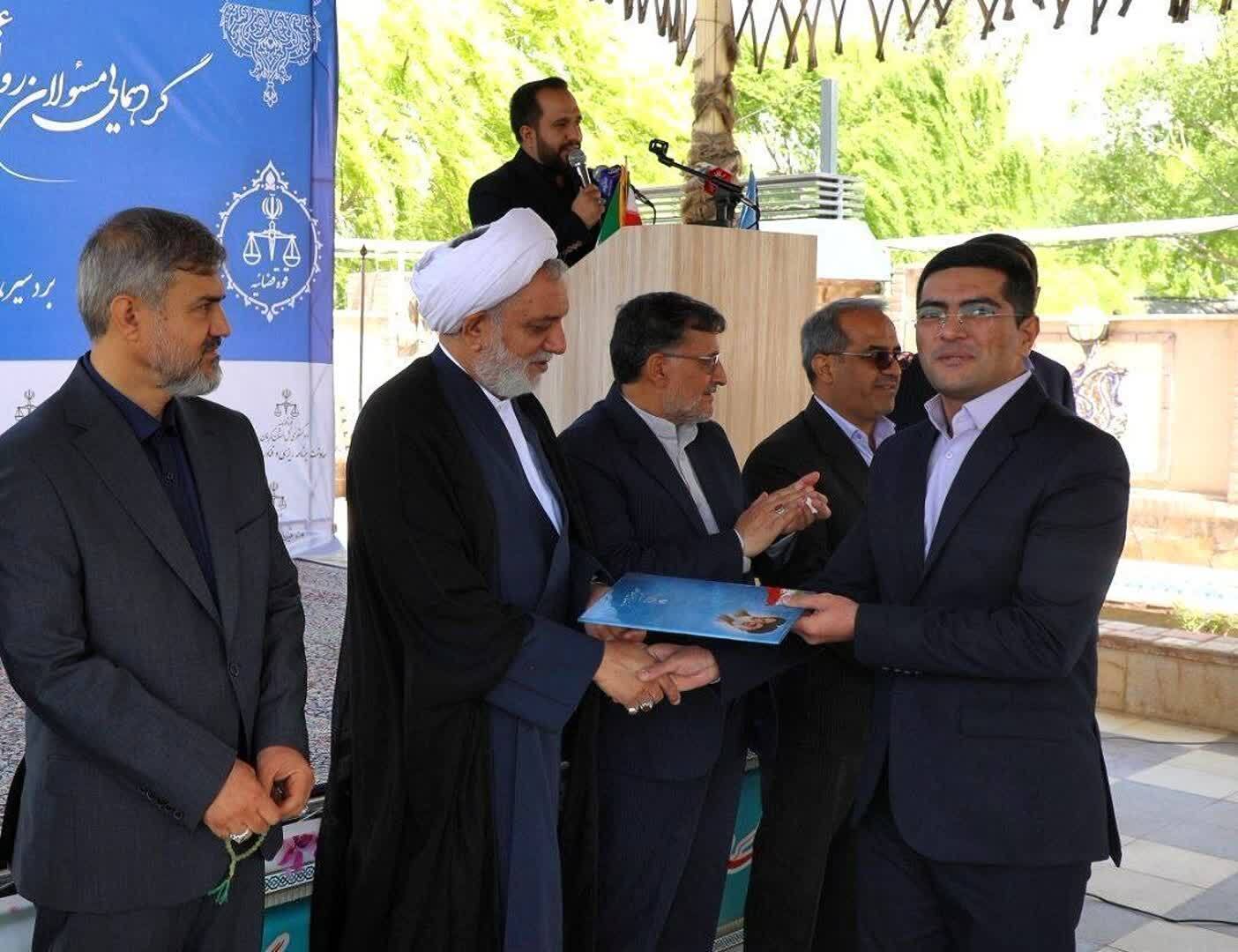 اداره‌کل ثبت اسناد کرمان رتبه نخست روابط عمومی دستگاه‌های تابعه دادگستری را کسب کرد